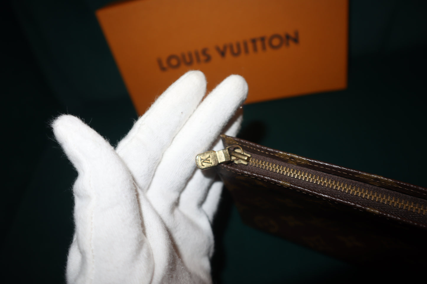 Pre-Owned Louis Vuitton Monogram Toiletry 20 pouch