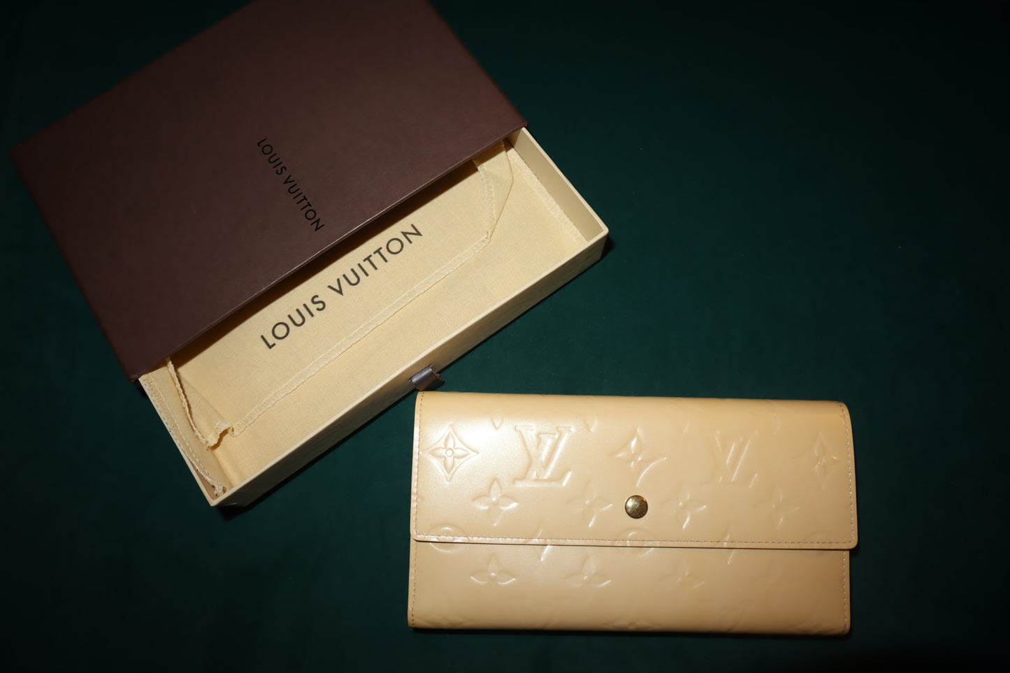 Pre-Owned Louis Vuitton Vernis Cream/yellow Sarah Patent Leahter Wallet