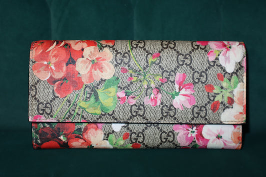 Gucci GG Supreme Blooms Continental Wallet – Elegant Floral Design in Beige and Dry Rose Pre-Owned