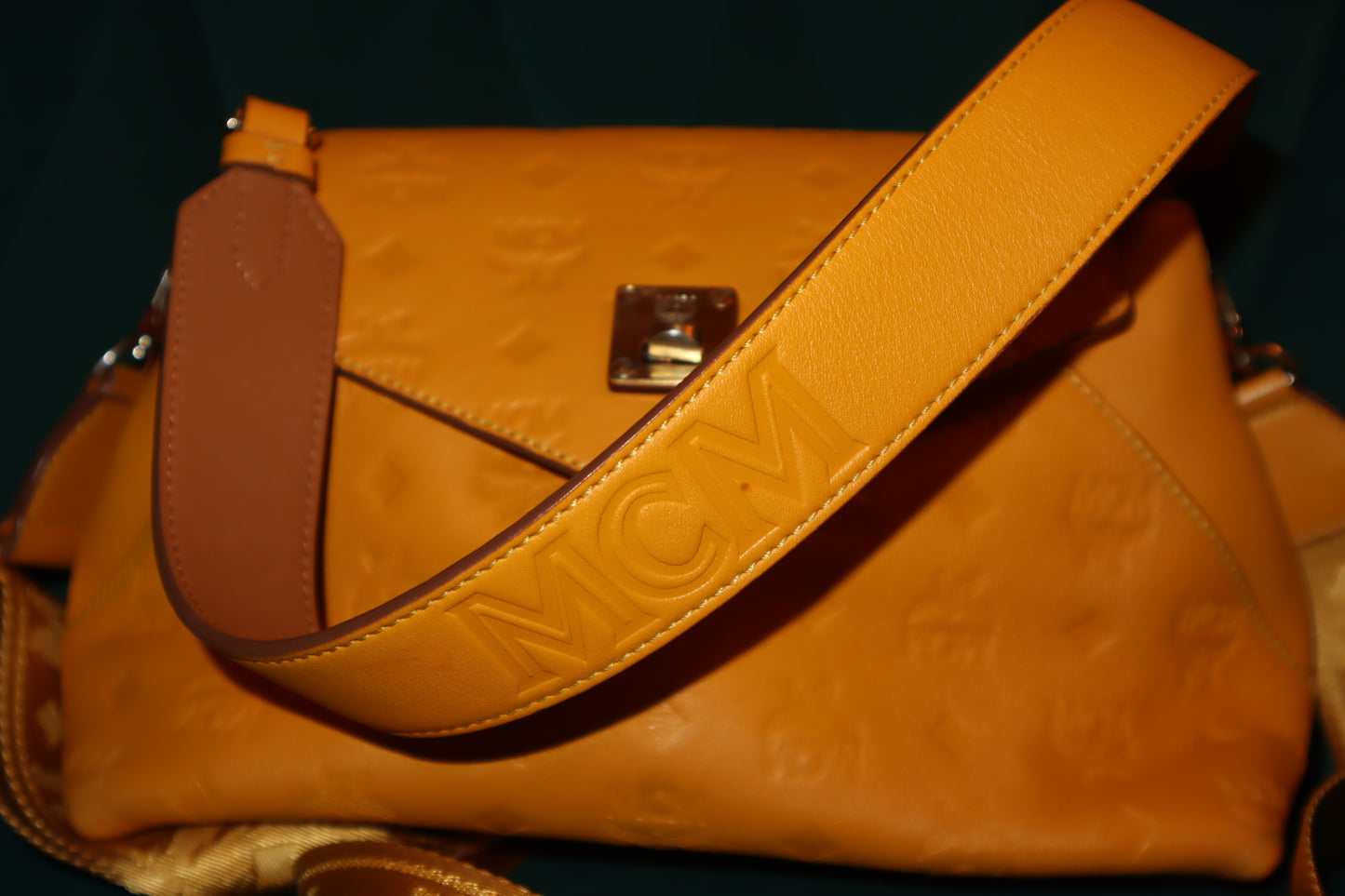 Pre-Loved Visetos Essential Crossbody