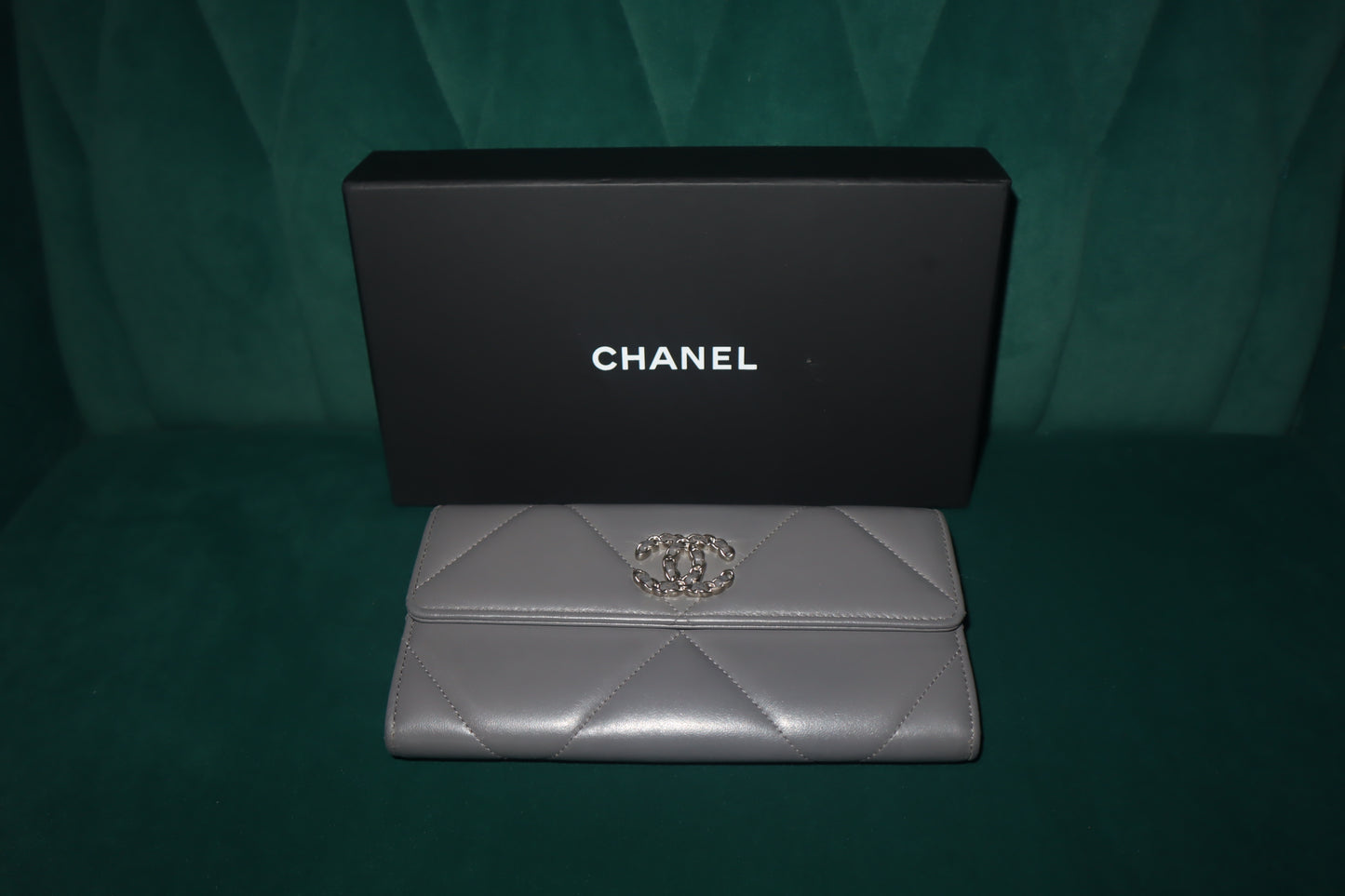 Pre-Loved Chanel - CC Iridescent Ivory Lambskin Quilted 19 Flap Wallet