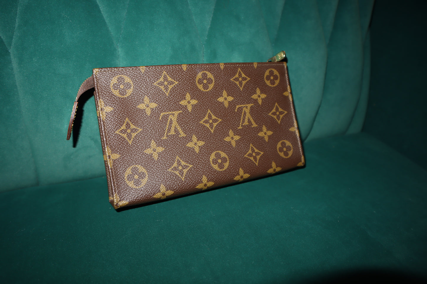 Pre-Owned Louis Vuitton Monogram Toiletry 20 pouch