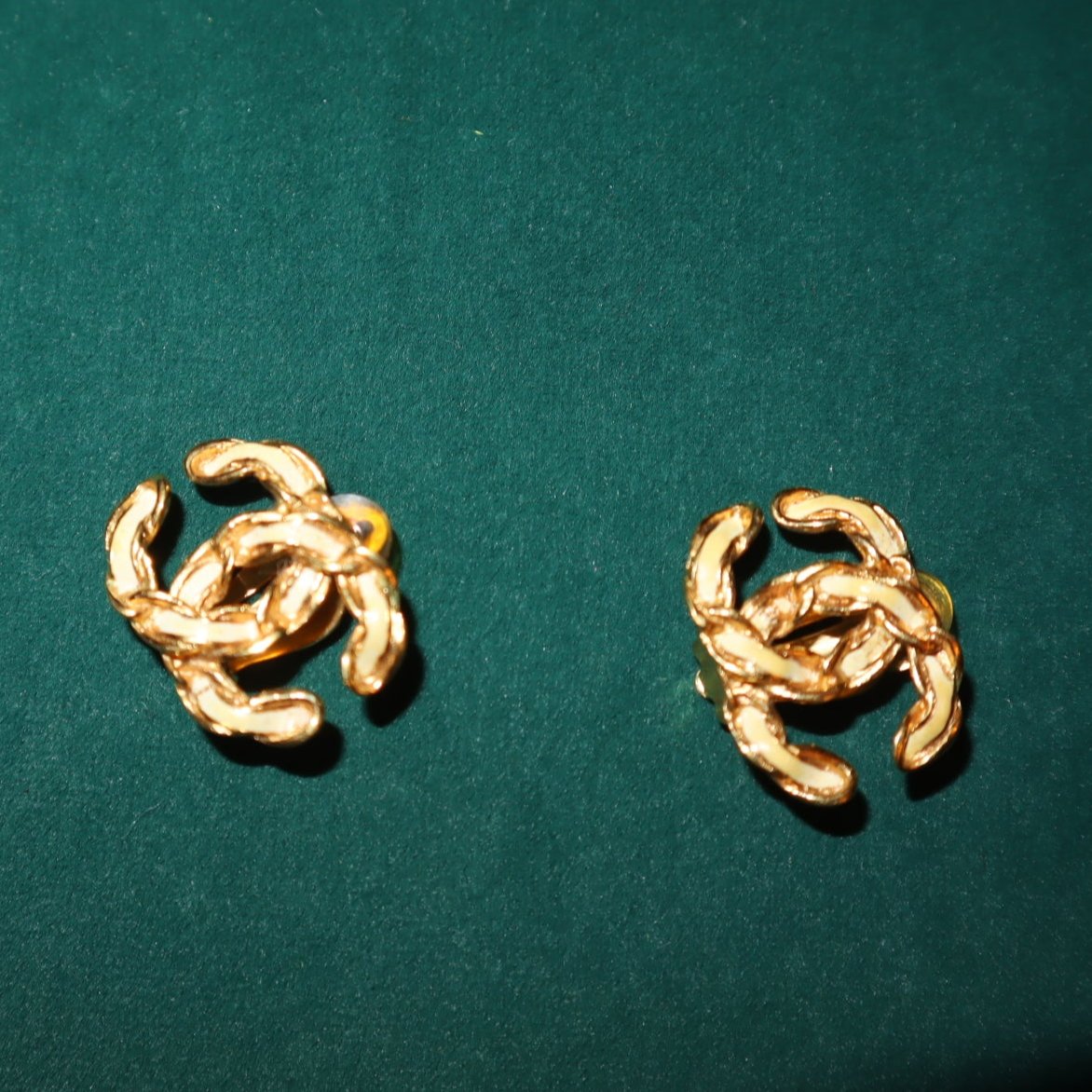 Pre-Loved Chanel Vintage Earclip