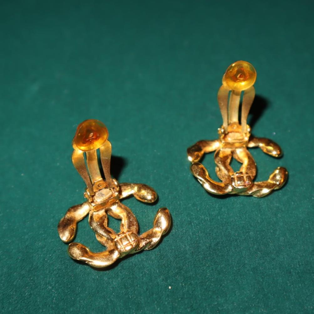 Pre-Loved Chanel Vintage Earclip