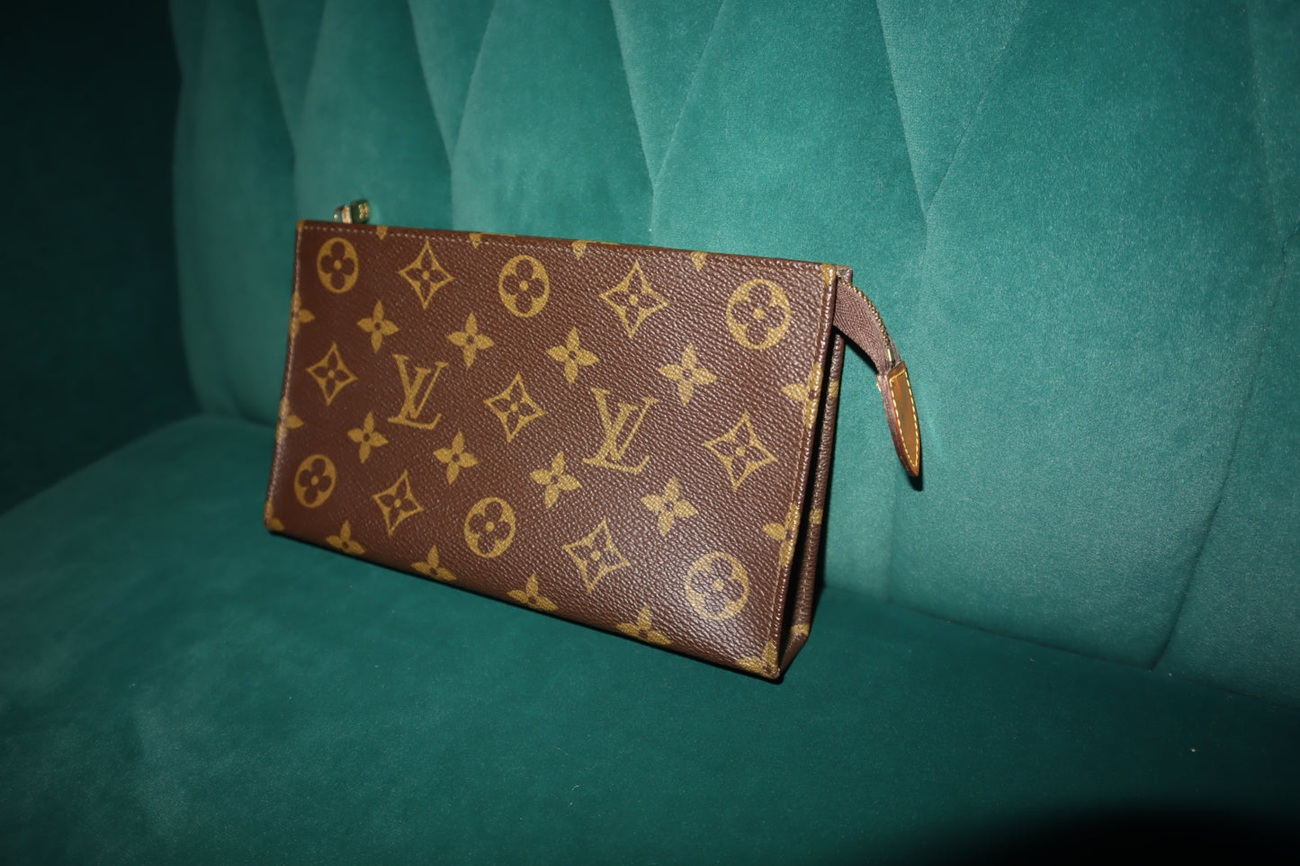 Pre-Owned Louis Vuitton Monogram Toiletry 20 pouch