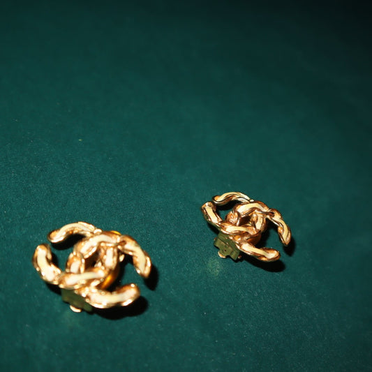 Pre-Loved Chanel Vintage Earclip