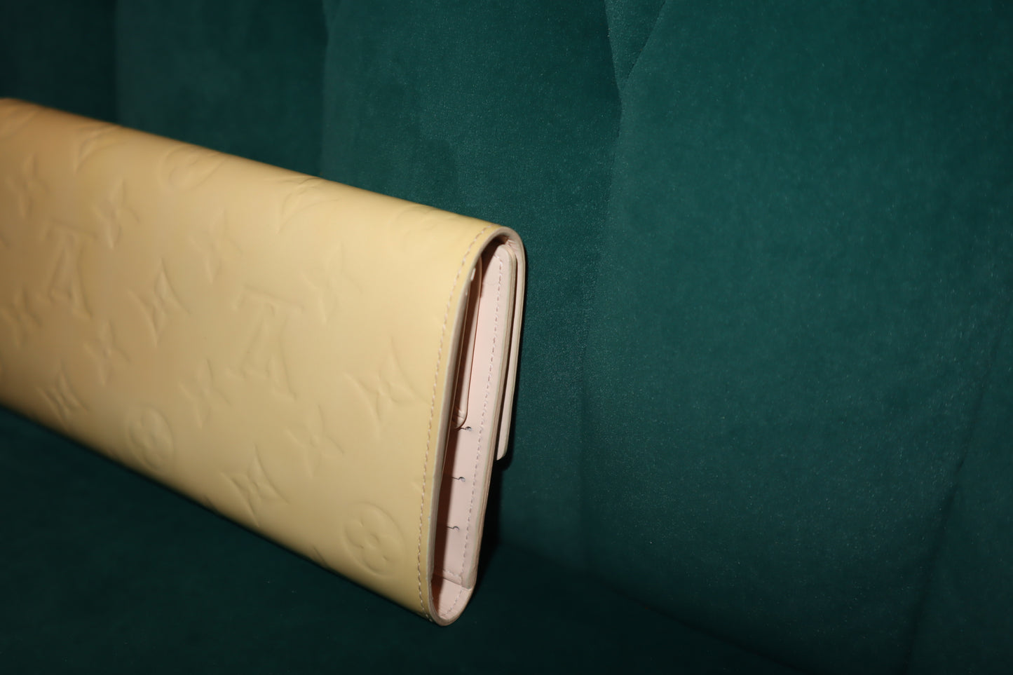 Pre-Owned Louis Vuitton Vernis Cream/yellow Sarah Patent Leahter Wallet