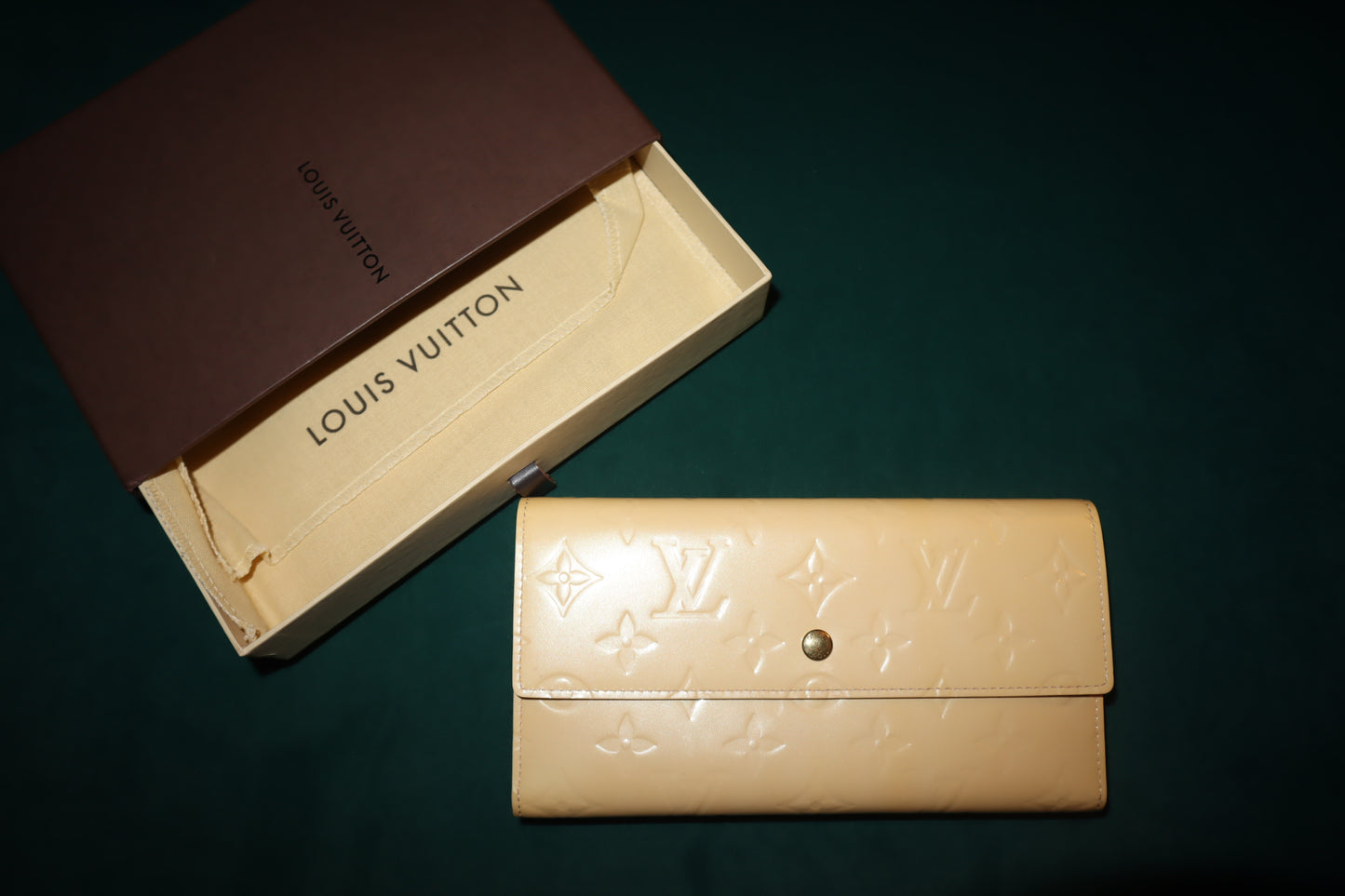 Pre-Owned Louis Vuitton Vernis Cream/yellow Sarah Patent Leahter Wallet