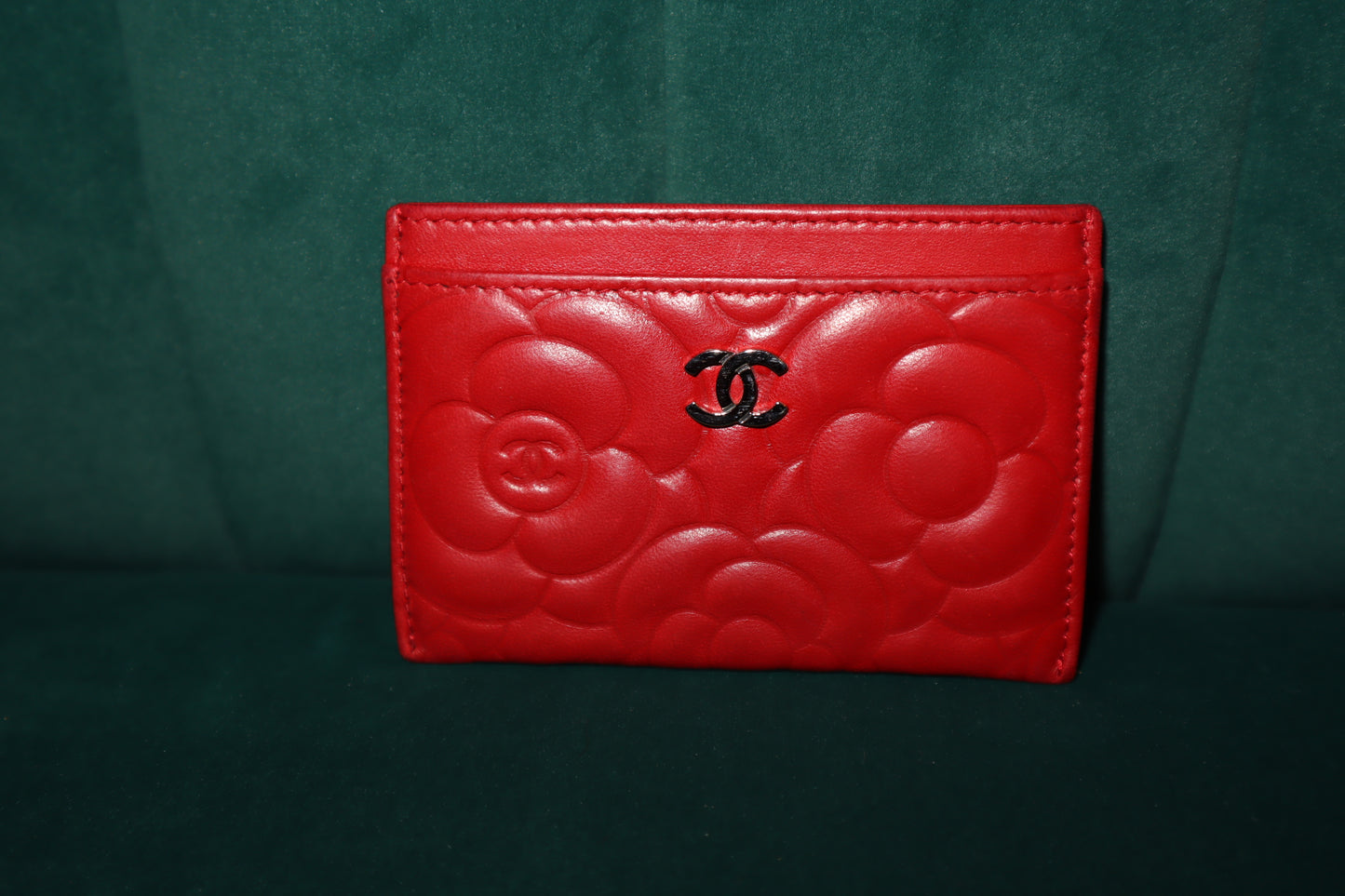 Pre-Loved  Chanel Lambskin Camellia Embossed Card Holder Red